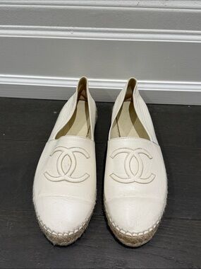CHANEL White Leather Espadrille Flats with CC Logo